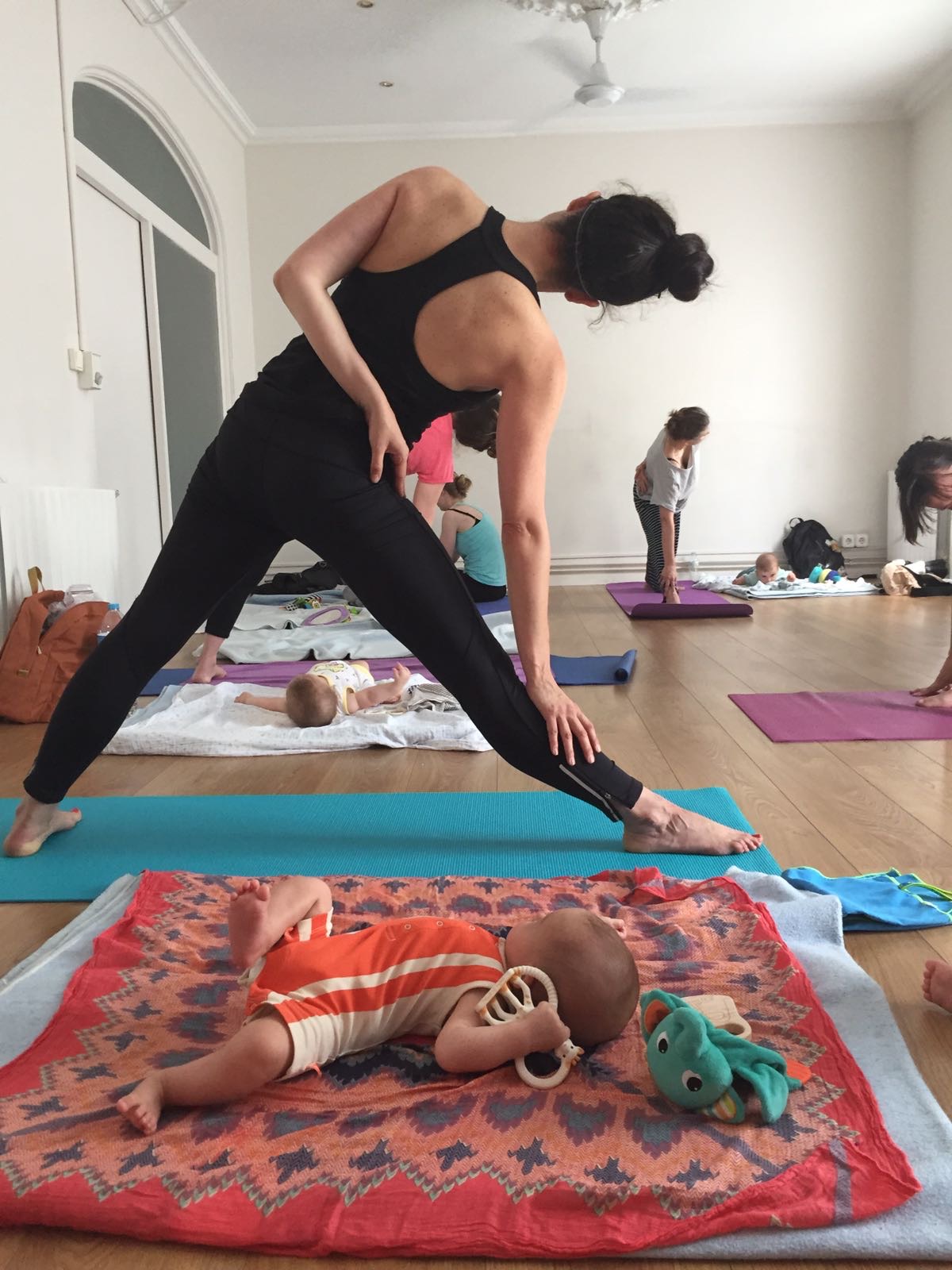 Yoga postnatal con bebé
