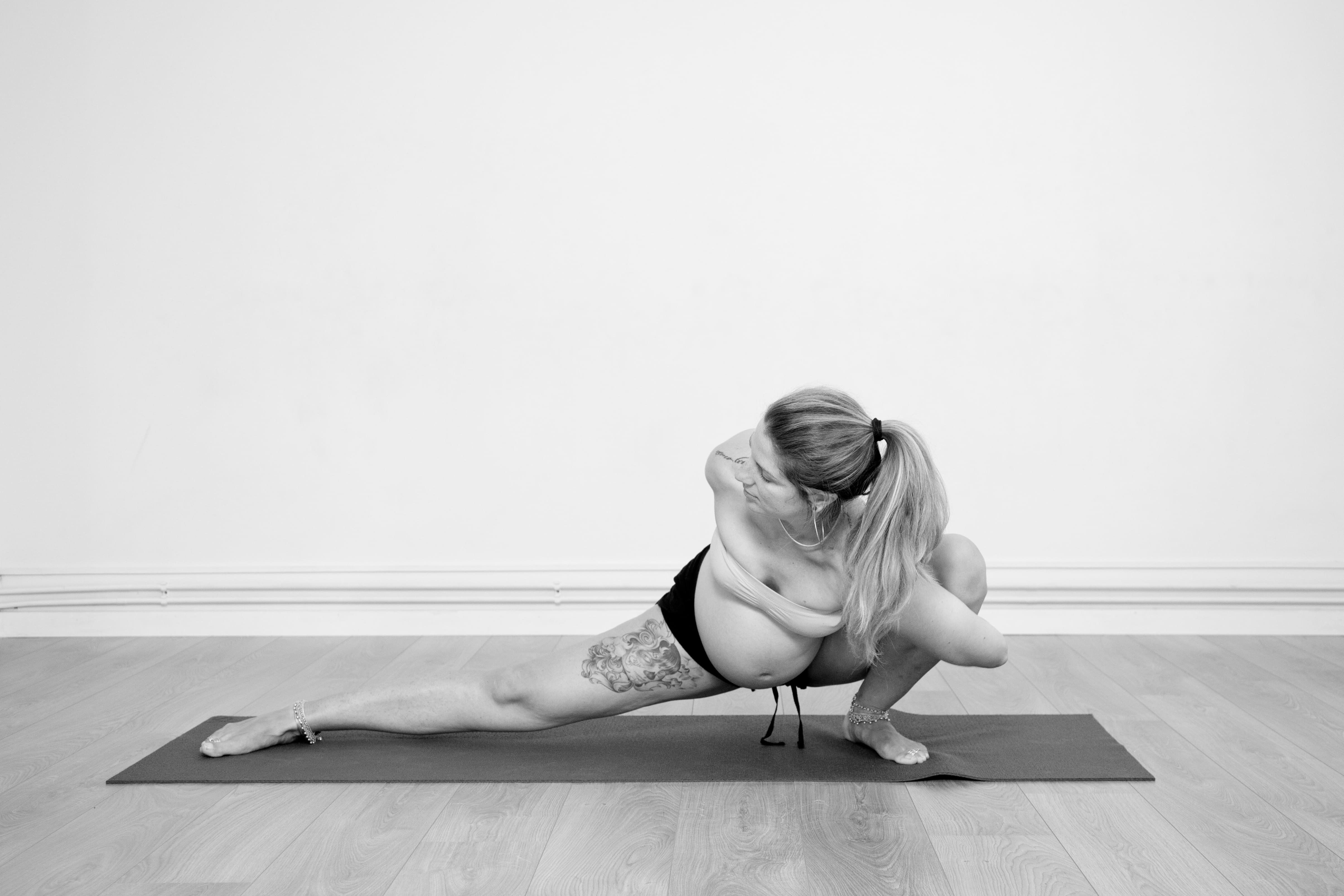 Yoga prenatal postura en cuadrupedia