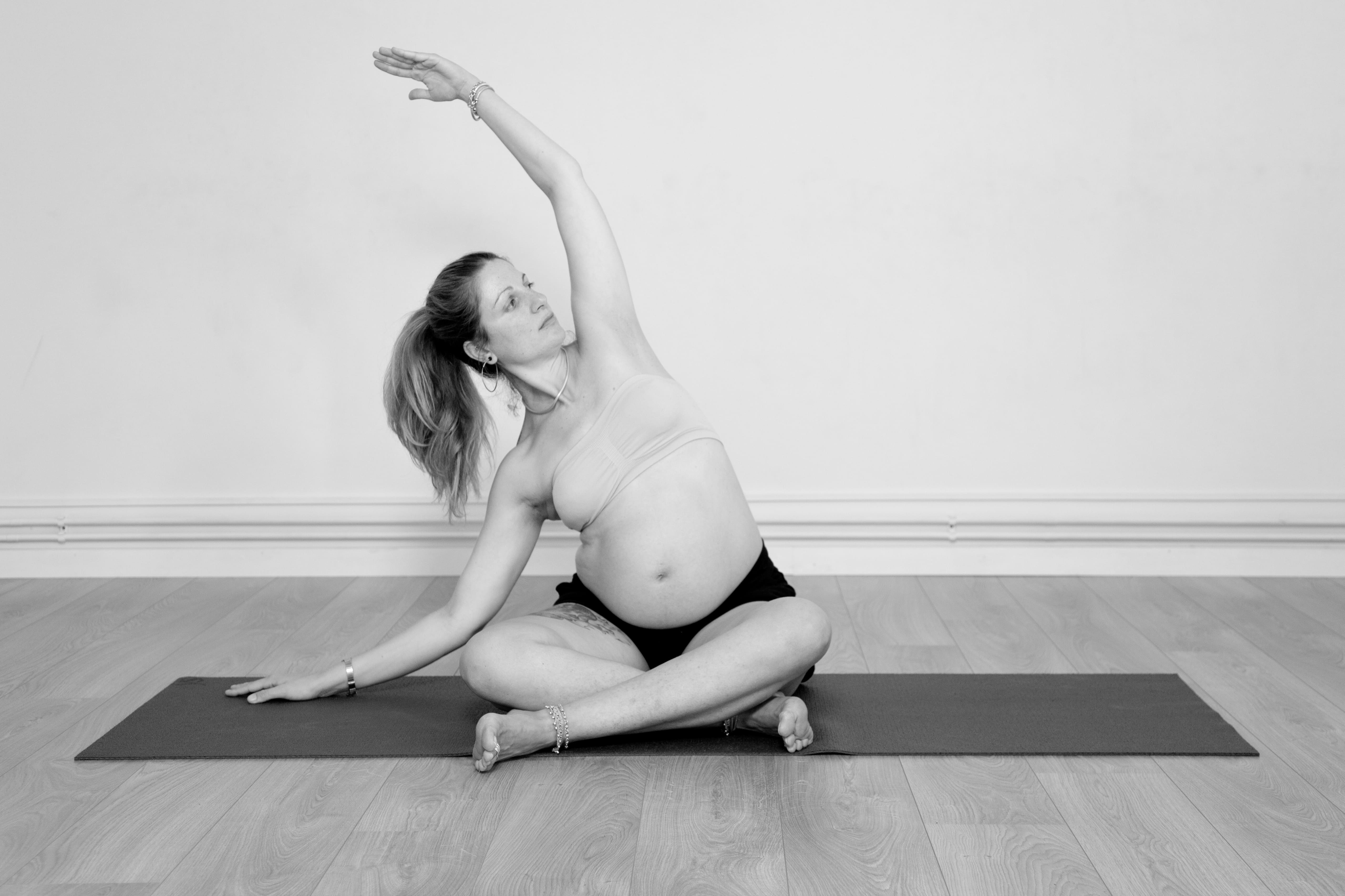 Yoga prenatal postura lateral