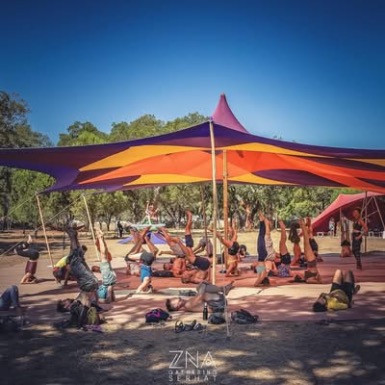 Clase de yoga en festival
